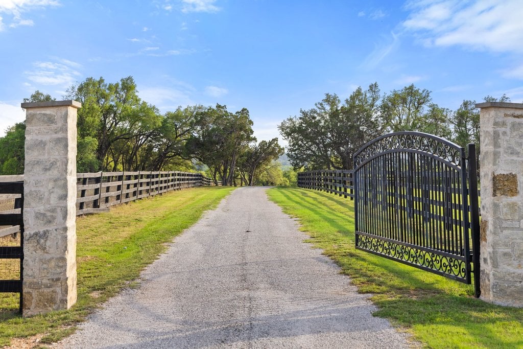 Horseman's Paradise in the heart of Dripping Springs