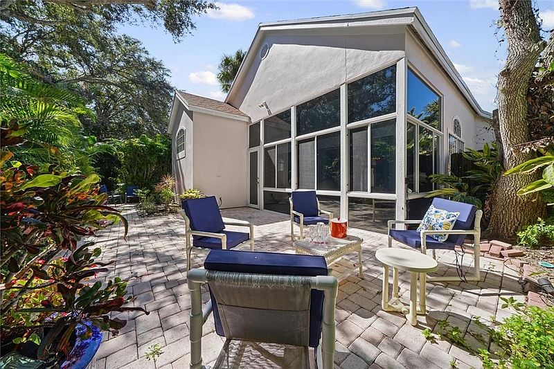 8814 Lakeside Cir