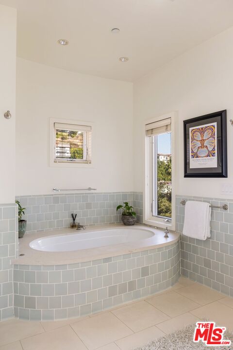 Aria Manor, Sunset Plaza Dr, 90069