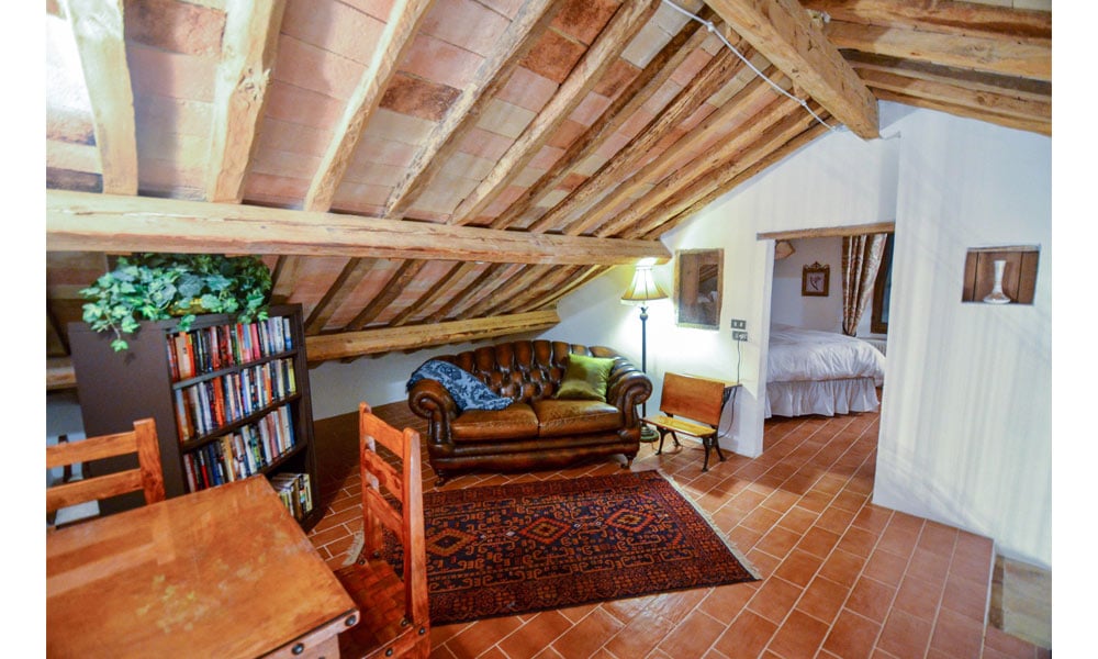 An Enviable Country Retreat With Panoramic Views in Colmurano, Le Marche