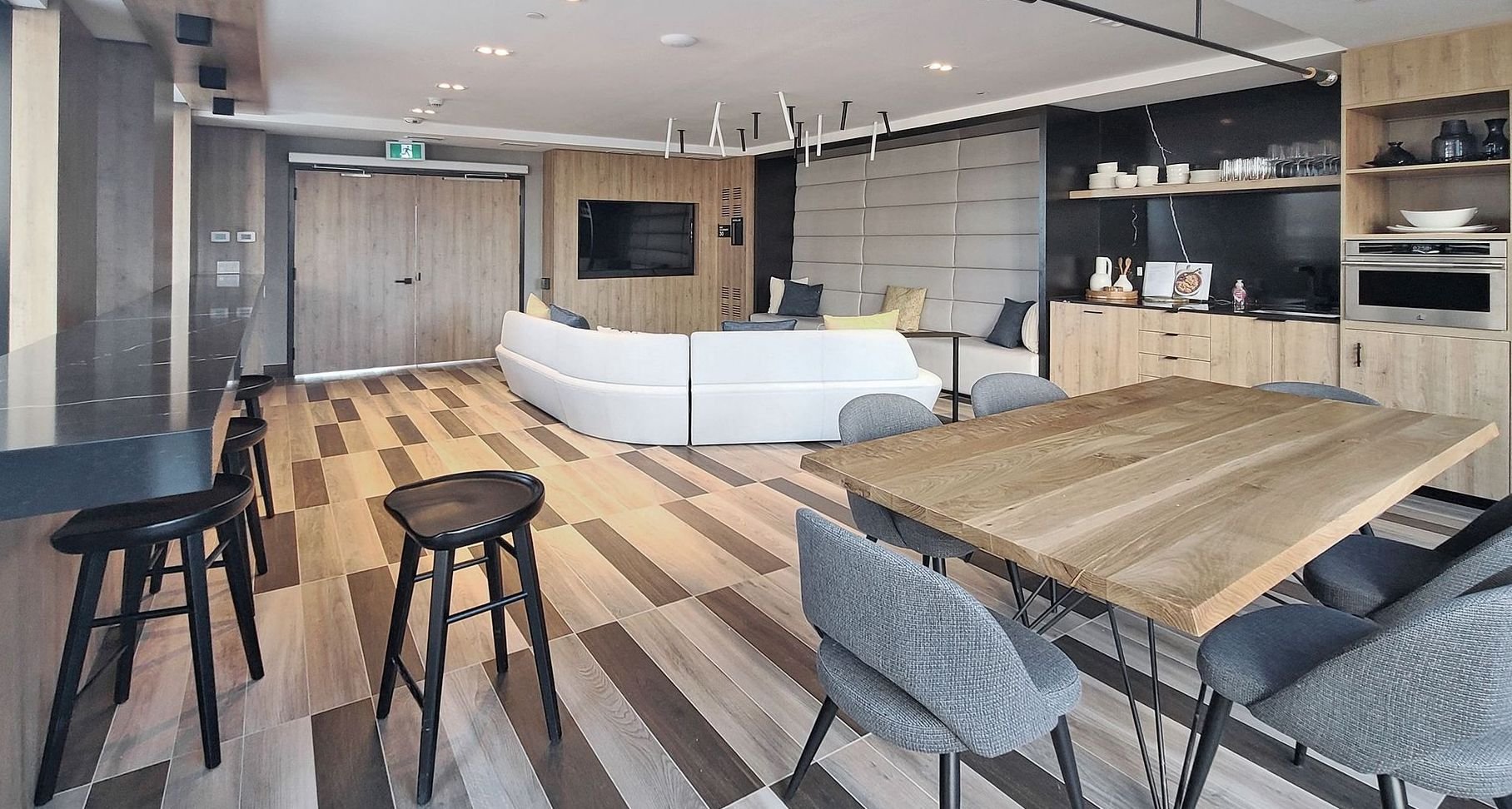 1 bed+ den in uptown core!
