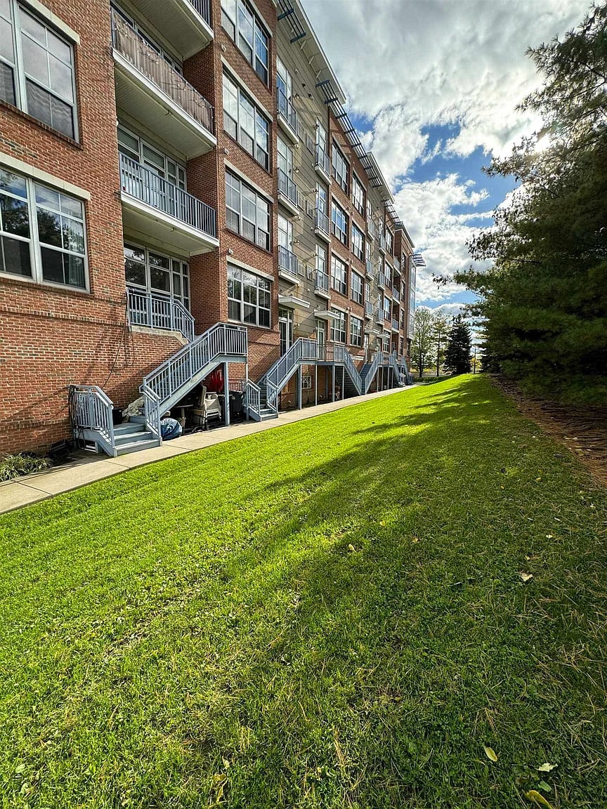 3 Greenwich Dr #89