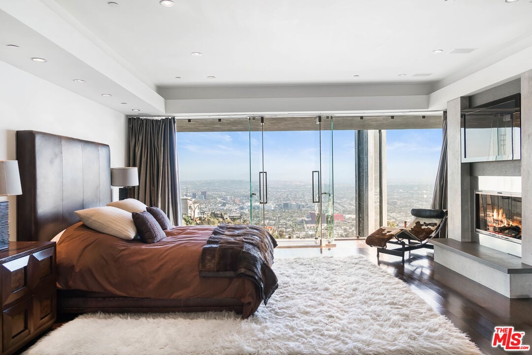 Luminor Crest, Viewmont Dr, 90069