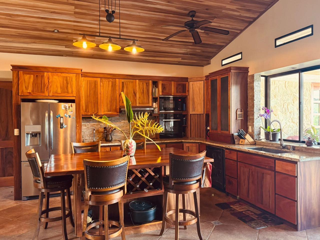Luxury Lakefront Villa Guesthouse, Lake Arenal, Alajuela