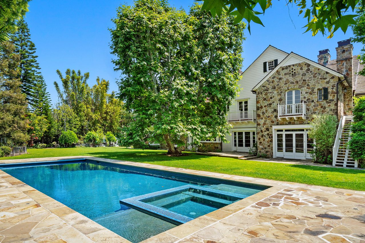 English Country Manor In Toluca Lake