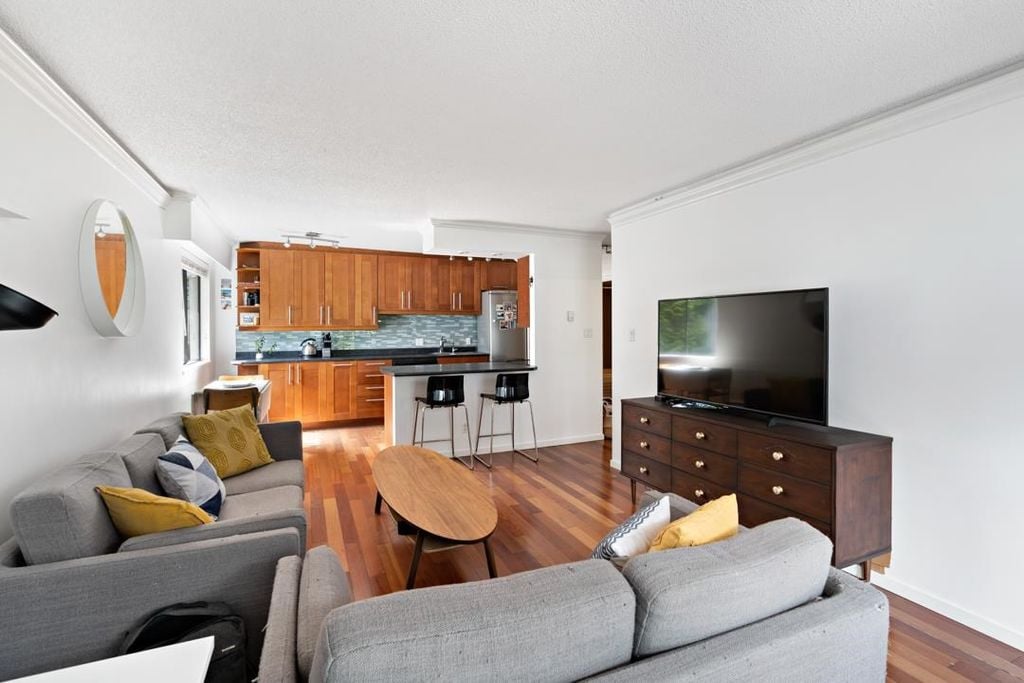 270 W 1st St, #202