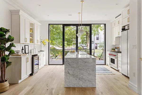 652B 1/2 Lafayette Avenue