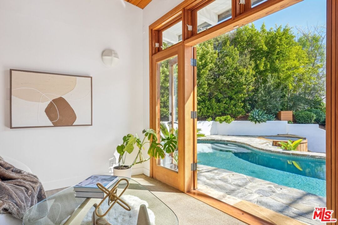 Sunset Crest Dr, 90046