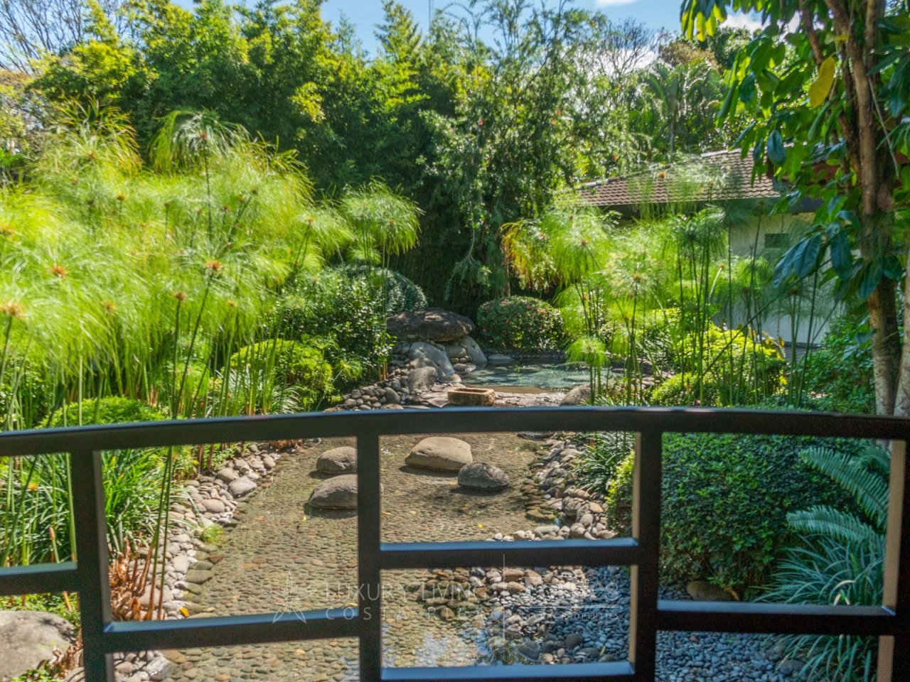 20440 - Balinese tropical style mansion on nice farm in La Garita