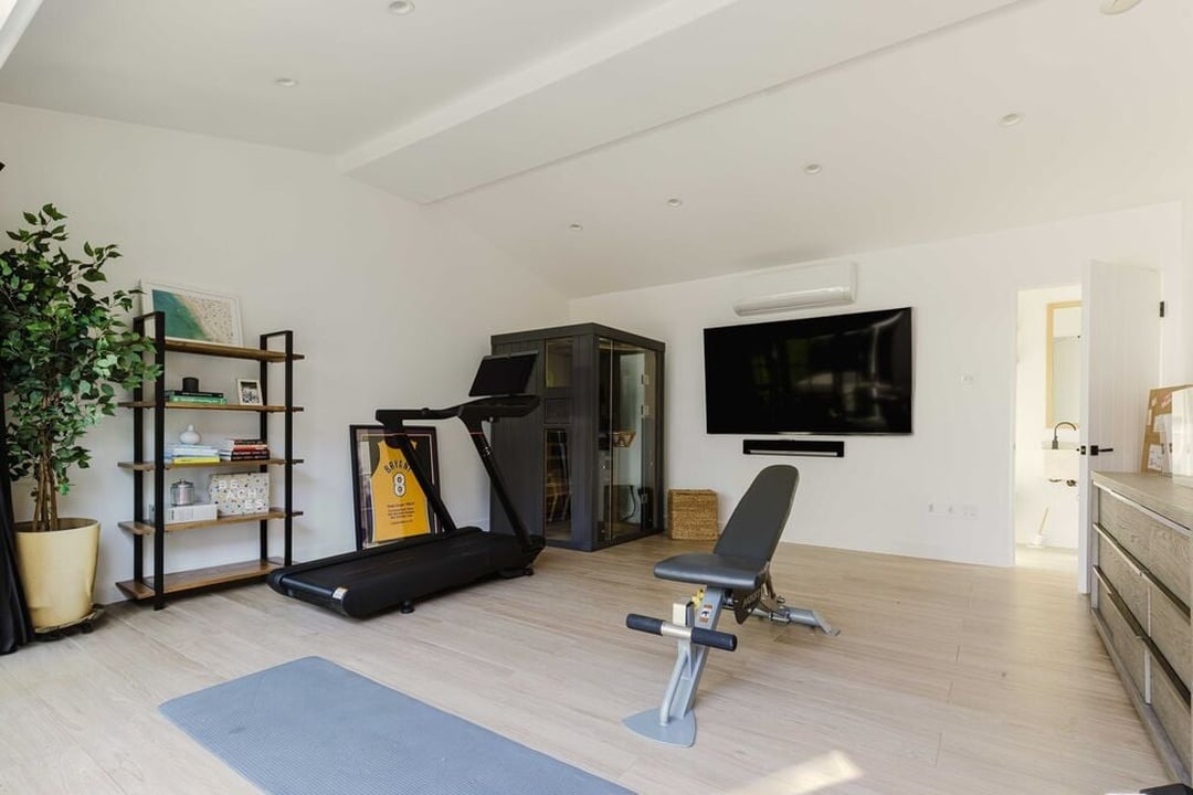 Solaris Pavilion, Westbourne Dr, 90048