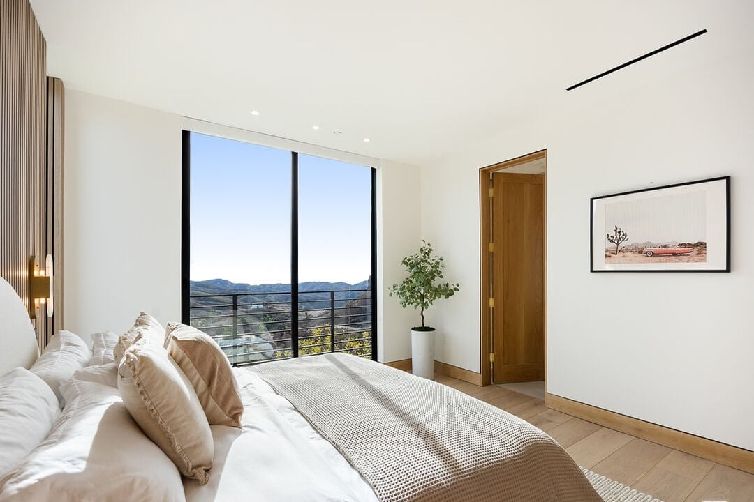 Mulholland Hwy, 90265