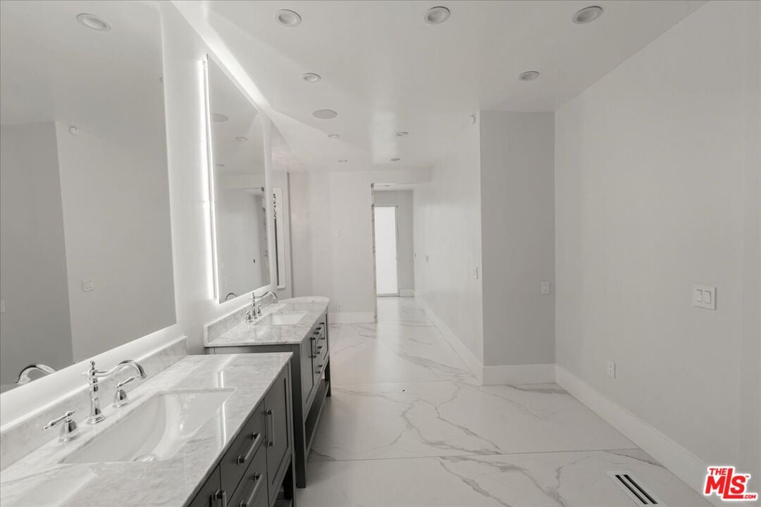 Northstar Manor, N Alta Dr, 90210