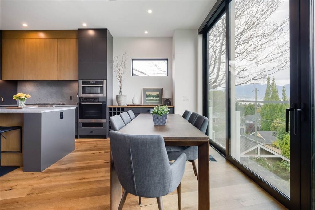 4385 Locarno Cres