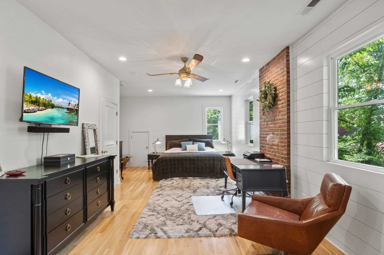 200 W Roanoke Park Dr