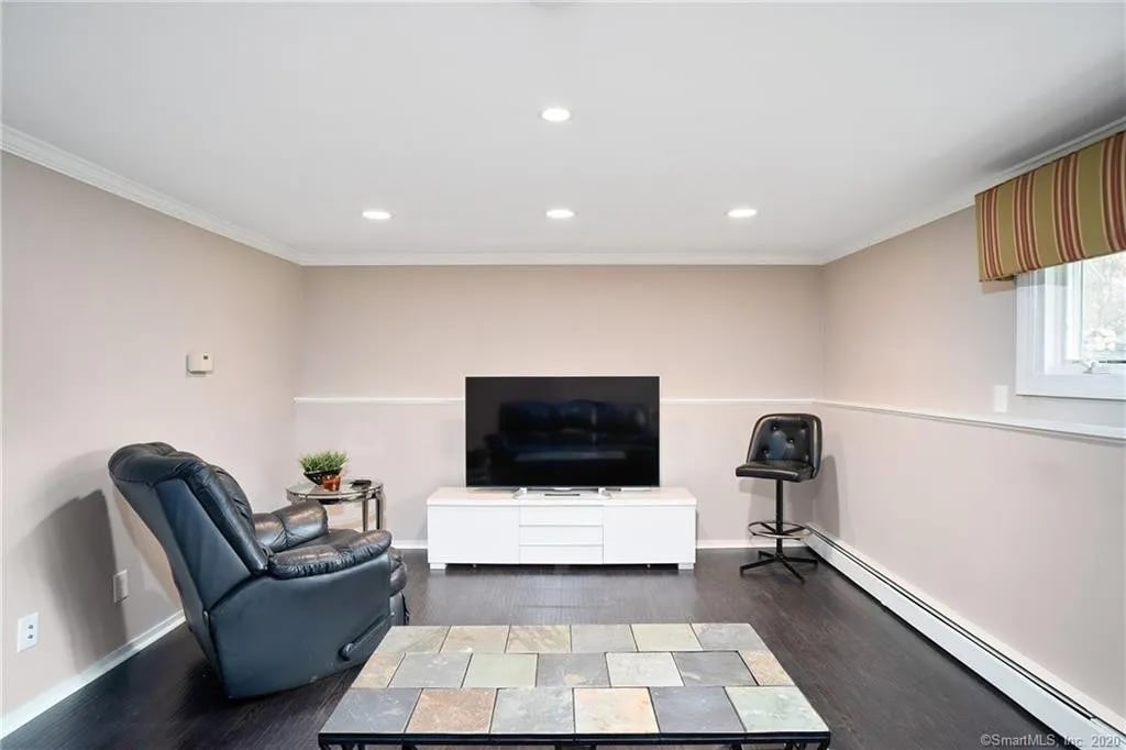 28 Surrey Dr, Norwalk