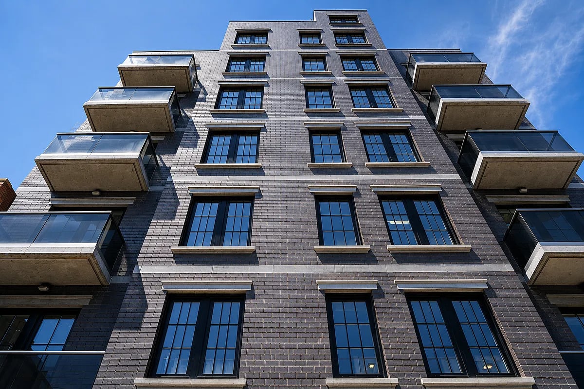 25-34 31st St | 17 Unit Apartment Building