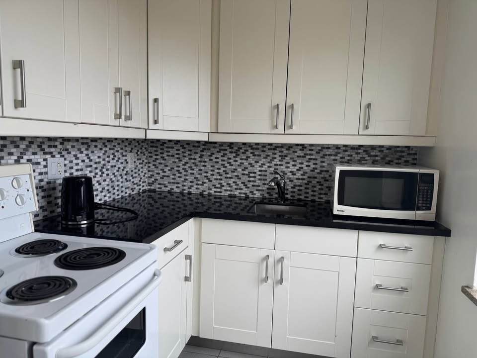 1112 Avenue Road Unit: 203