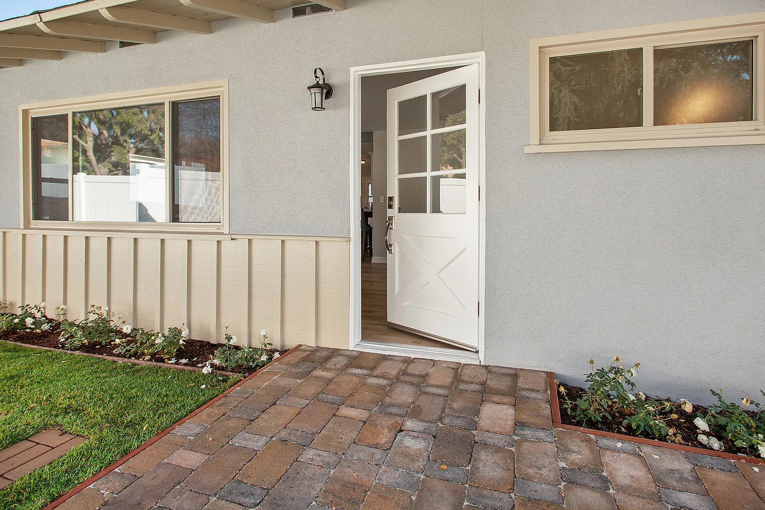 197 E Altadena Dr