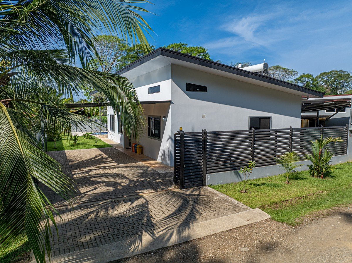 0.12 ACRES – 3 Bedrooms Newly Built Modern Home, With Pool & Privacy, Only 4min to the Beach!!!