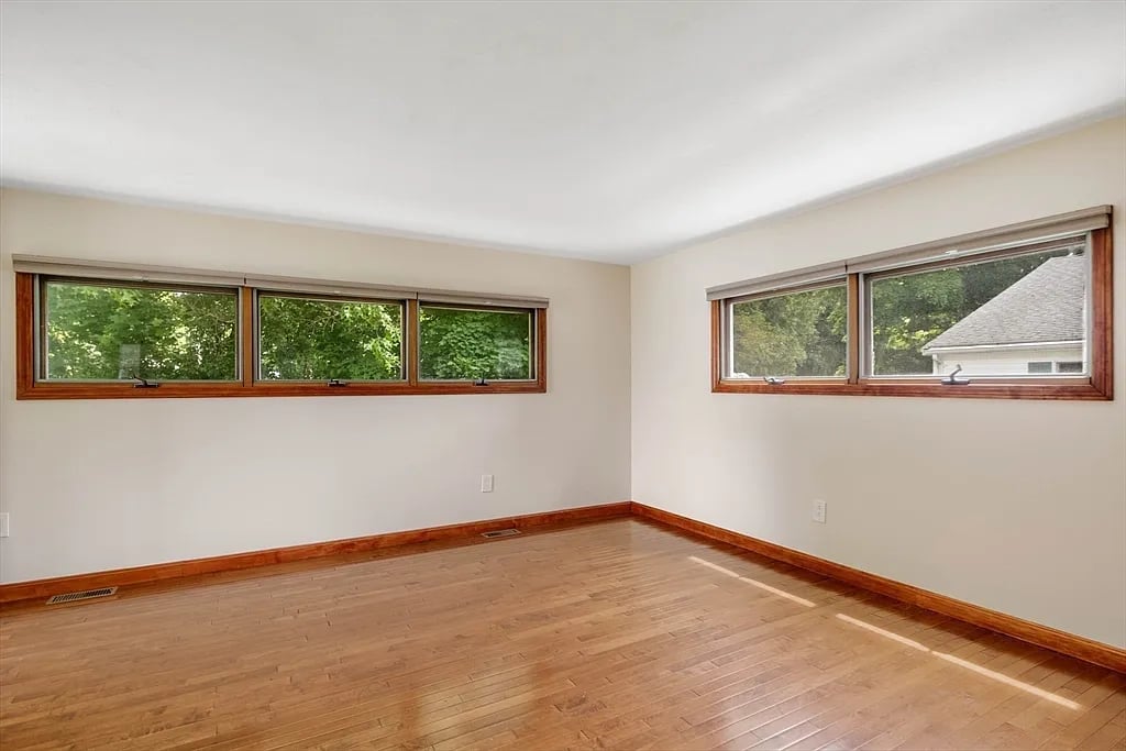 33 Livoli Ave