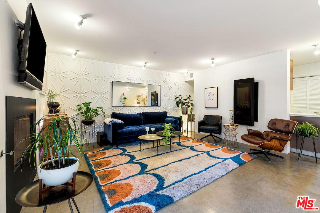 5806 Waring Ave Unit: 2