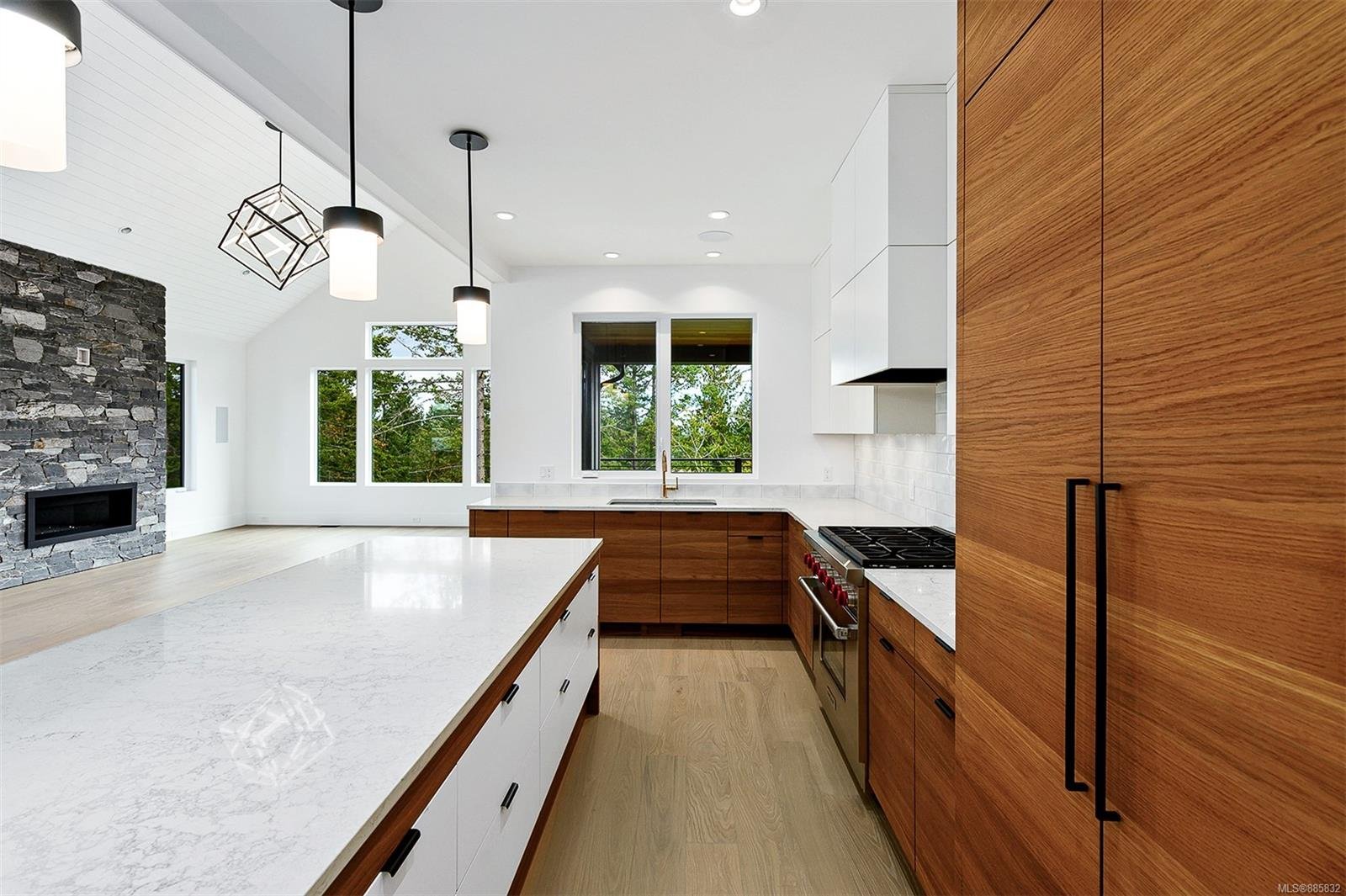 2046 Pinehurst Terr