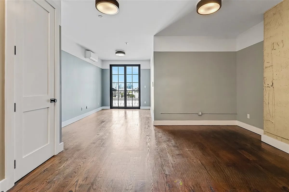 187 Kent Ave 609