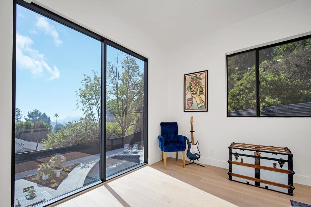 Canyon Lake Dr, 90068