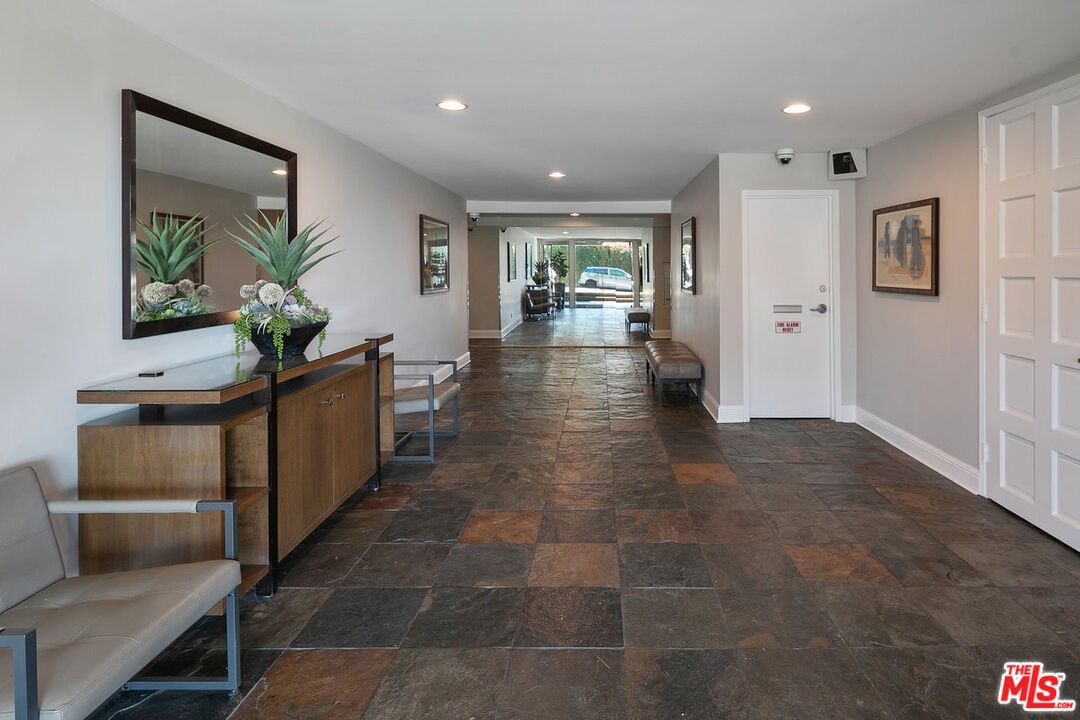 8535 W West Knoll Dr, #103