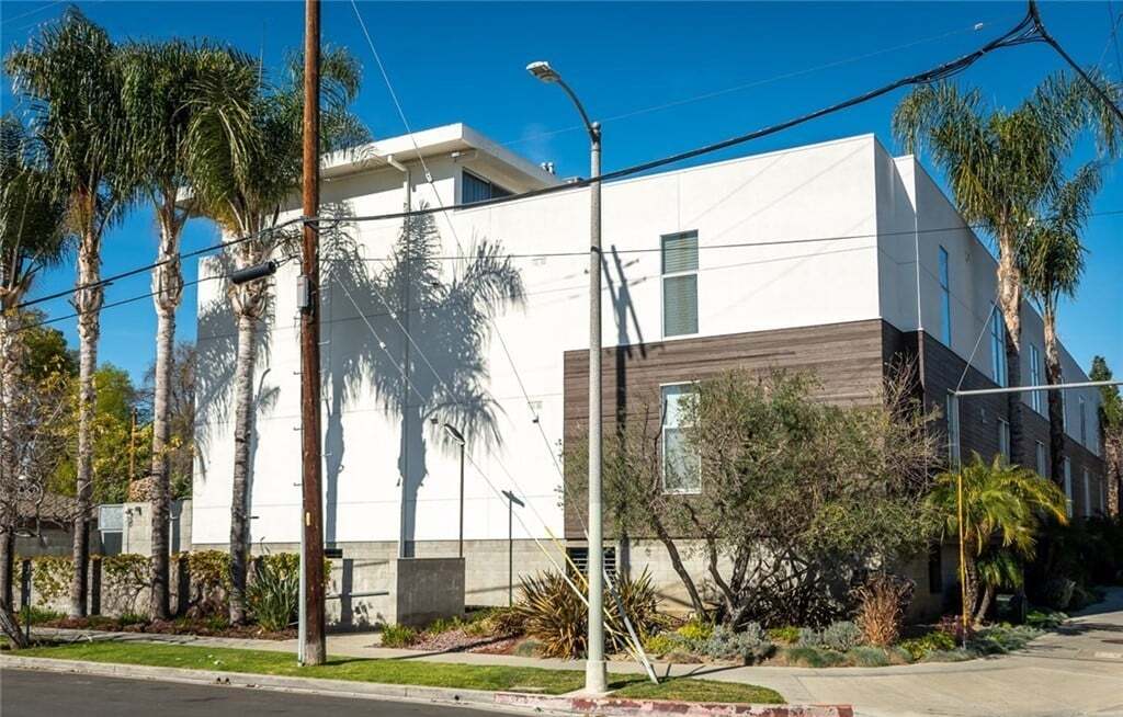 4705 Whitsett Ave #202