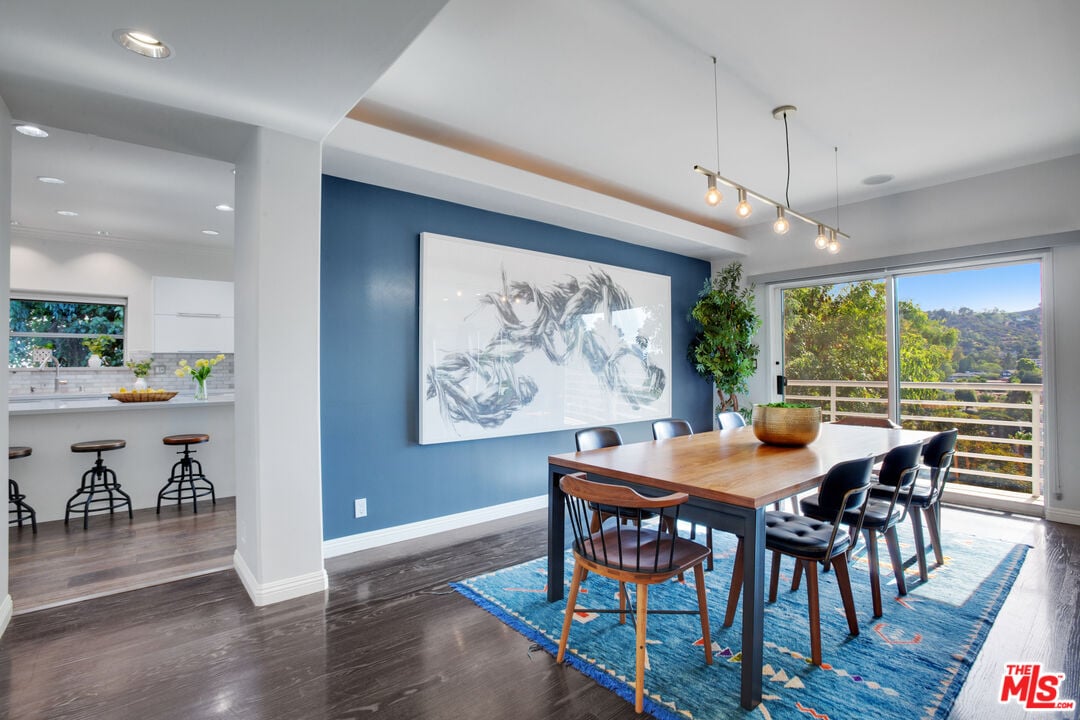 Solaris Manor, N Knoll Dr, 90068