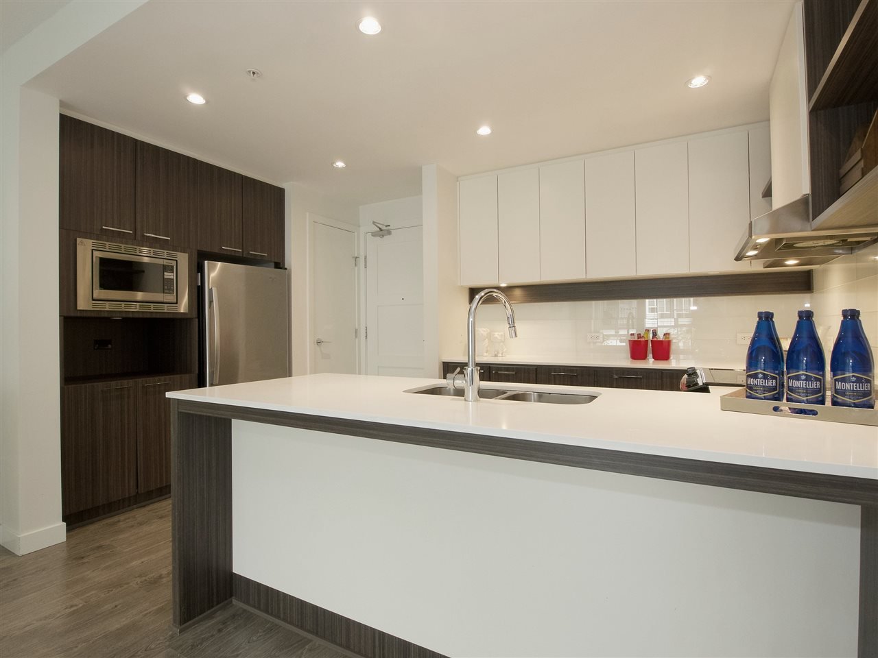 312-553 Foster Ave