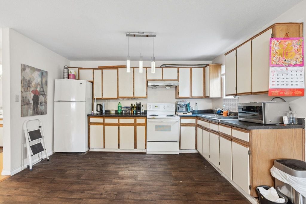 21 E King Edward Ave