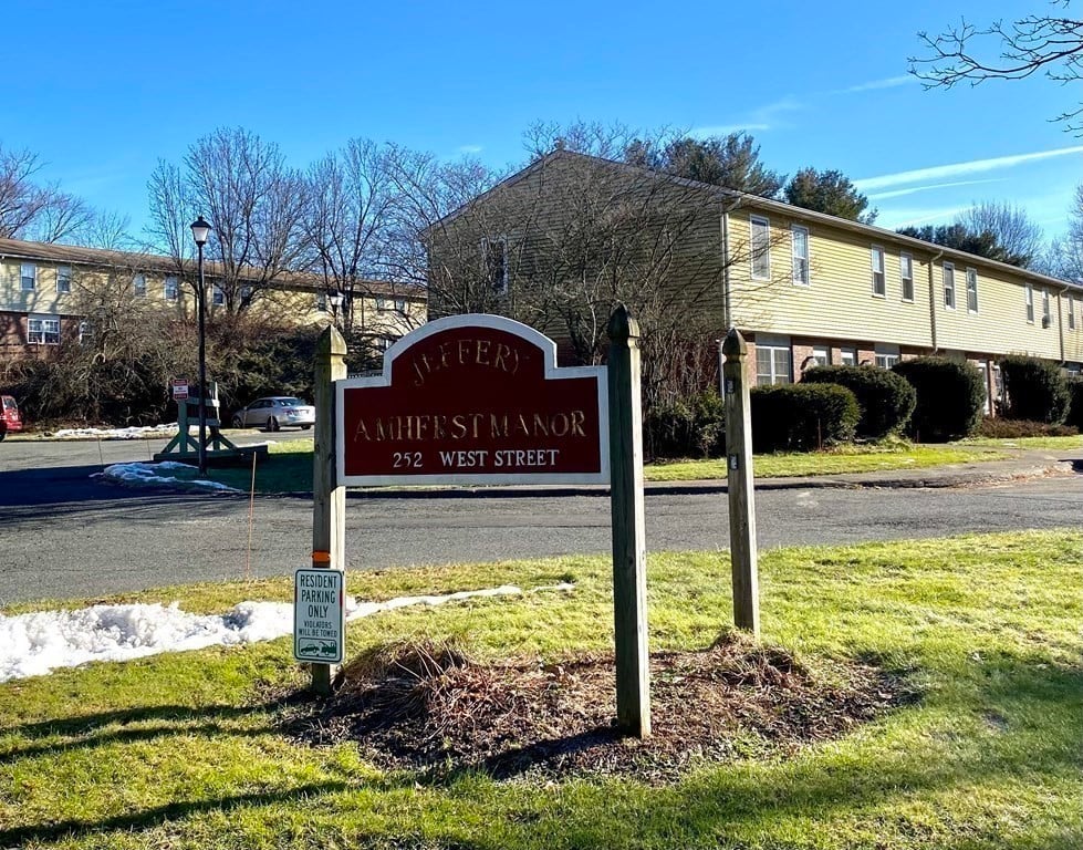 252 W St APT 14