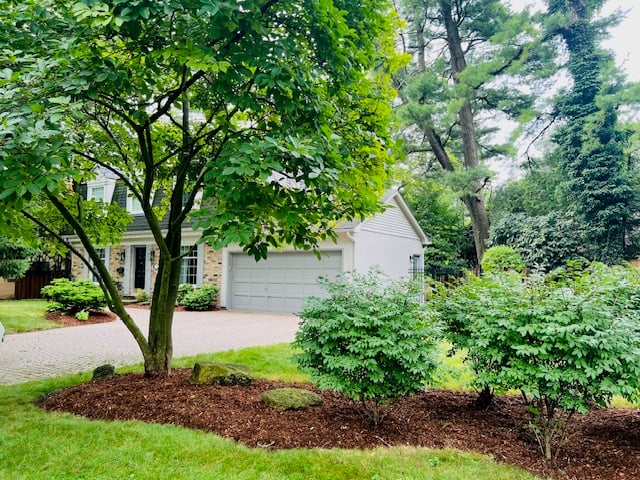 206 Rossmore Boulevard, Burlington