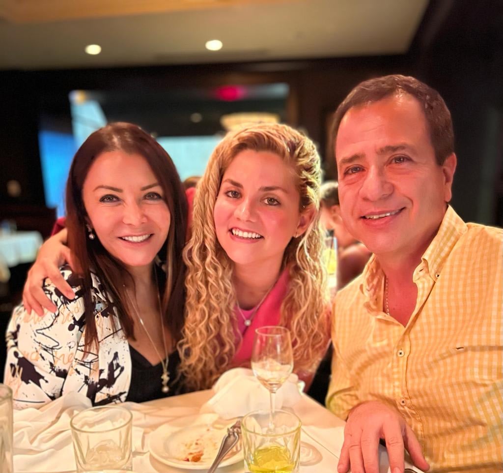 Maria Fernanda Roda asesorando a compradores sobre cómo prepararse para una jornada de puertas abiertas en Nueva York.
