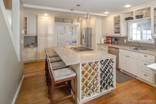 271 Cadillac Ave, Saanich