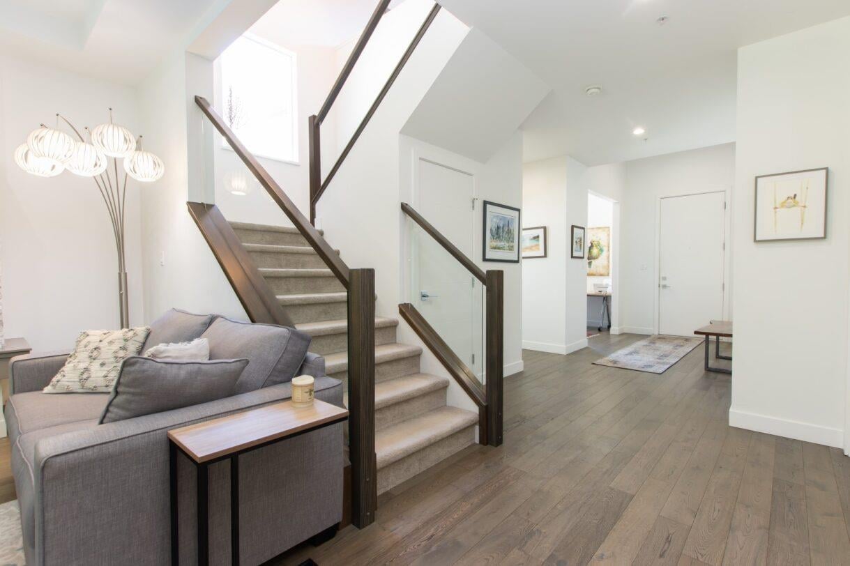 39253 Falcon Cres