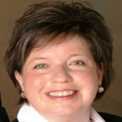 Cynthia "Cindy" Cefawn Burress Oak Ridge, TN Real Estate Agent Headshot