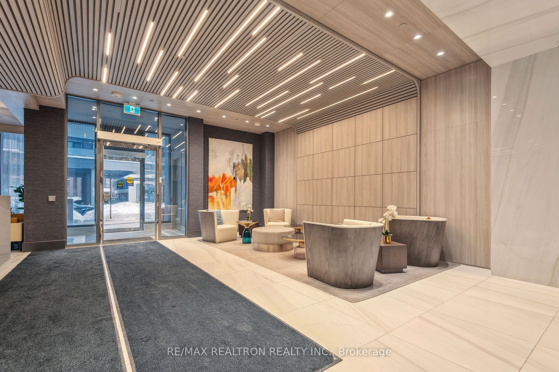 STUNNING, AIRY PENTHOUSE