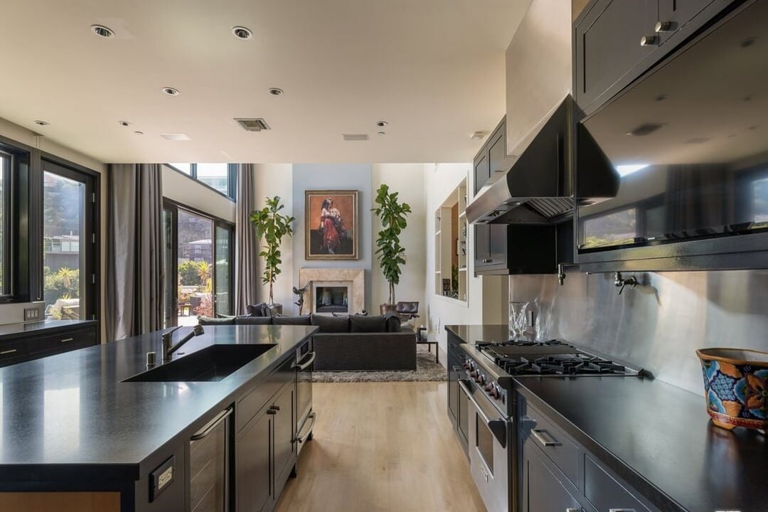 Aria Manor, Sunset Plaza Dr, 90069