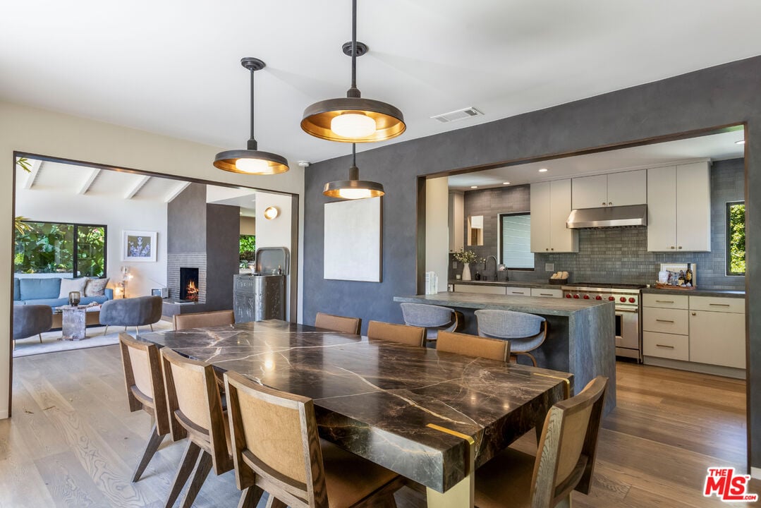 Halo Crest, Queens Rd, 90069