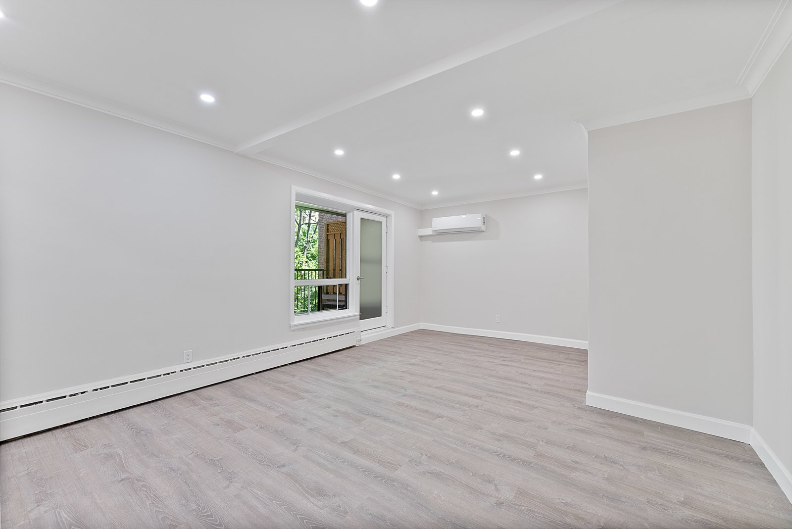 24 Shallmar Boulevard 311, Toronto C04 Unit: 311