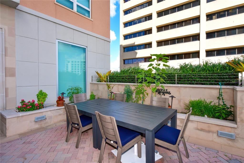 1350 Main St, #1704