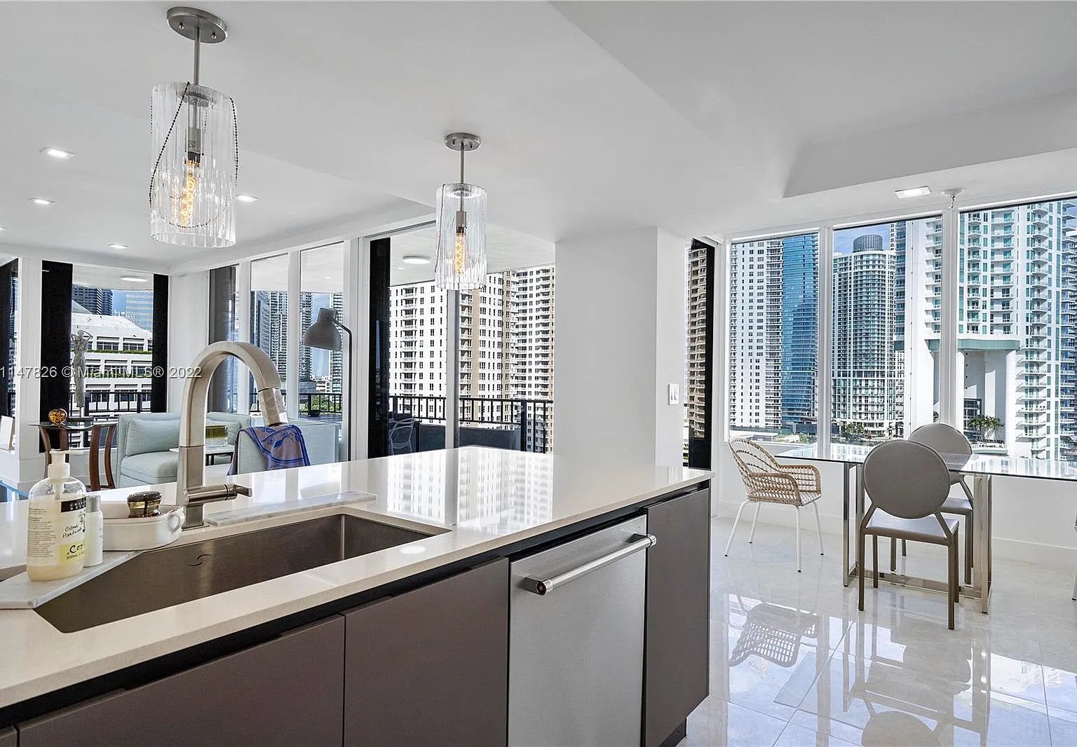 520 Brickell Key Dr #A1521