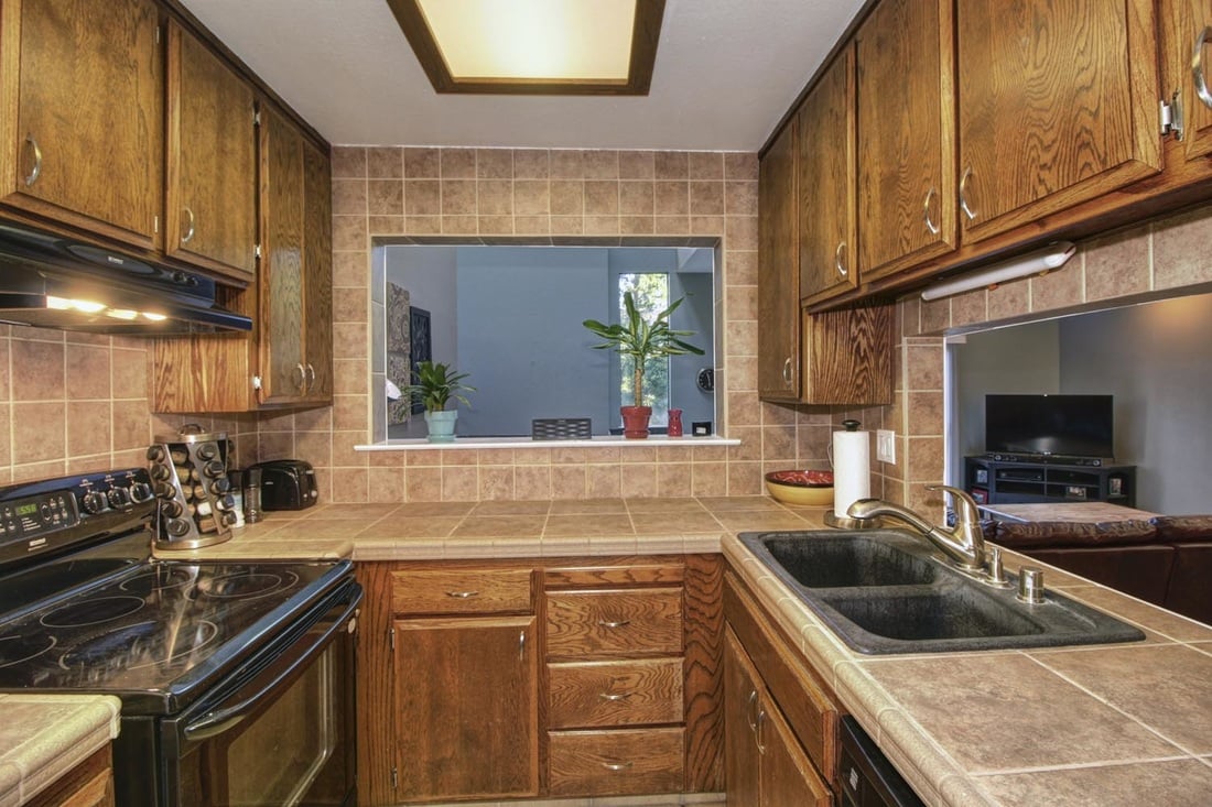 Gorgeous Condo in Popular Exeter Square!