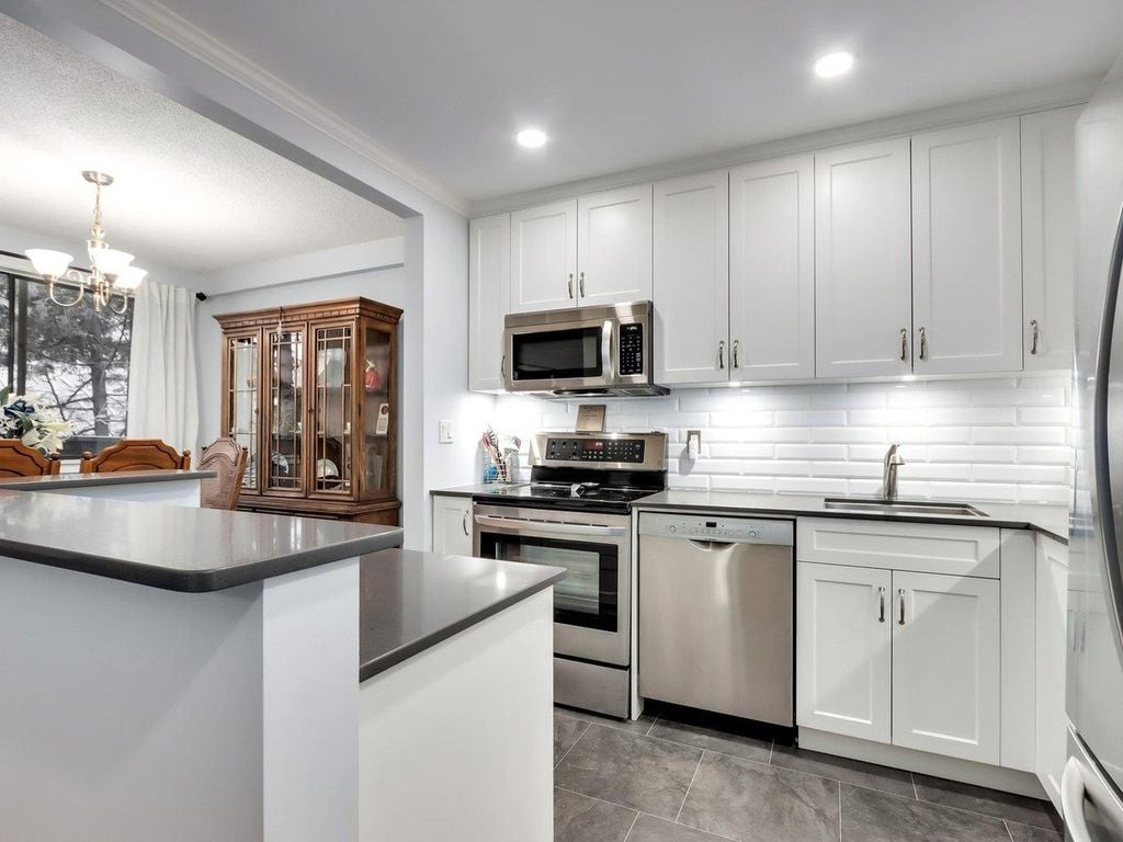 310 E 3rd St, #209
