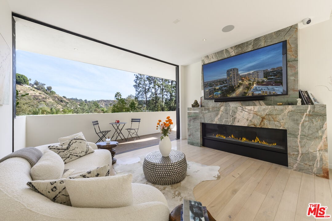 Pinnacle Manor, Willow Glen Rd, 90046