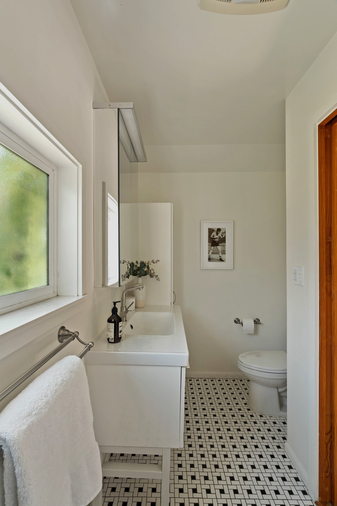 Re-imagined Quaint Country English with Guest House and Grand Rear Yard!
