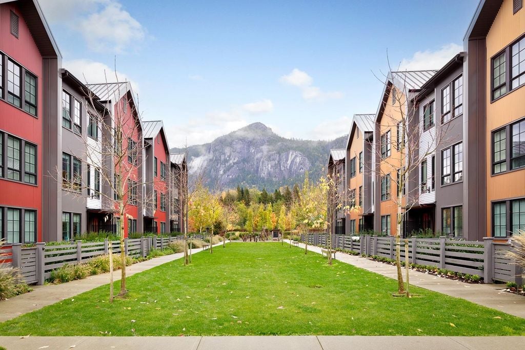 1361 Peakside Pl